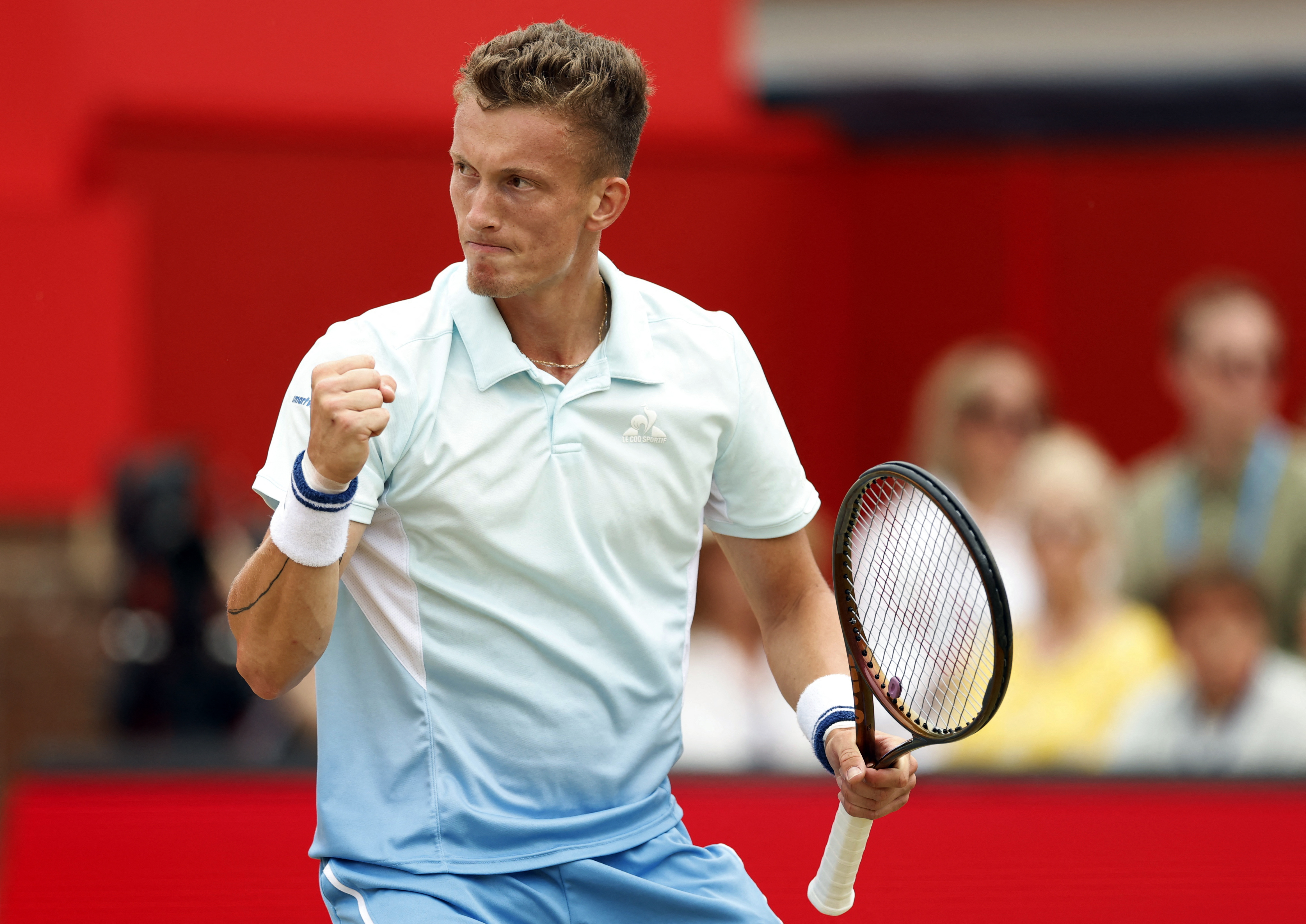 西班牙网球队险胜世界网球队，阿尔卡拉斯送出助攻