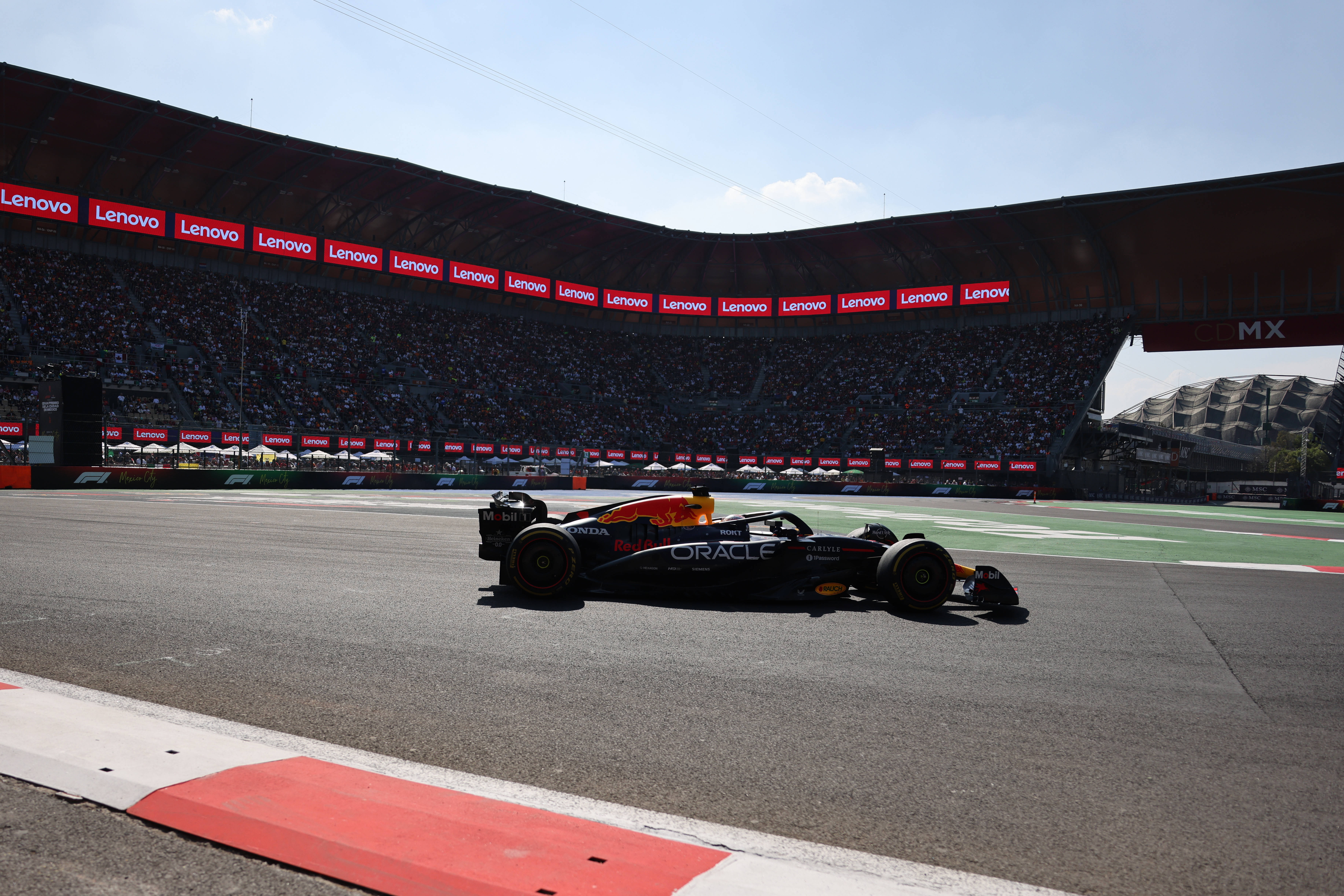 红牛二队鏖战红牛车队,诺里斯带队取胜 红牛二队鏖战红牛车队,诺里斯带队取胜