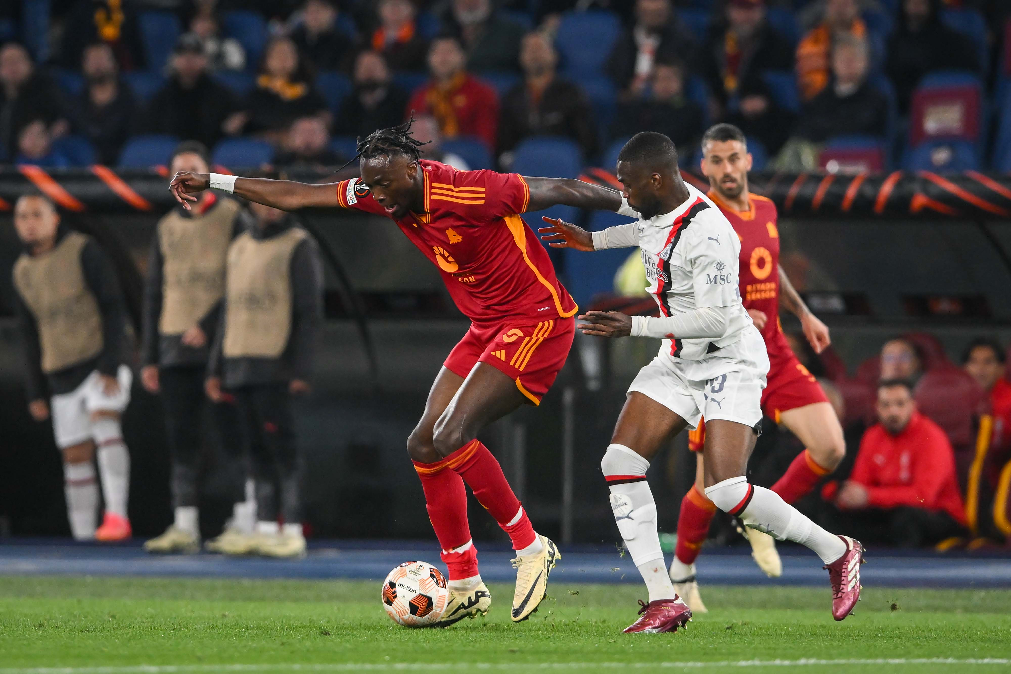 法国逆转AC米兰，阿圭罗扛起全队