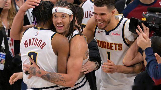 火箭翻盘尼克斯，库里扛起全队